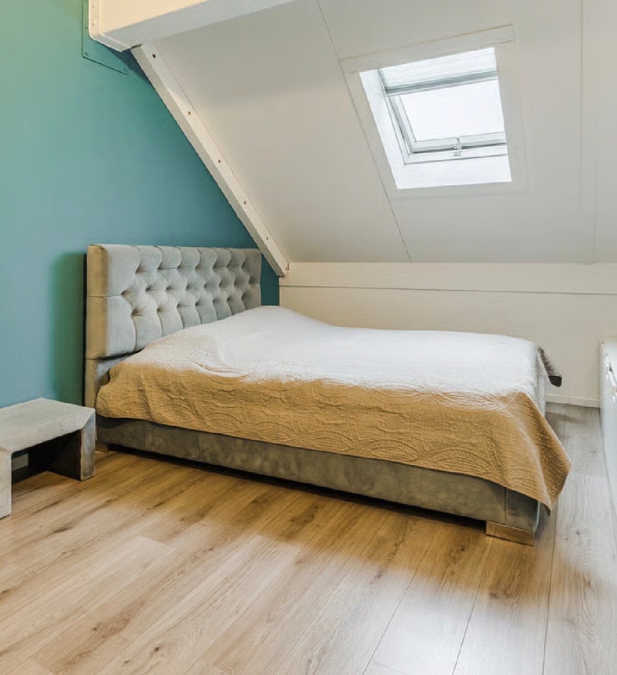 Tweepersoonsbed met gestoffeerd hoofdbord en 2 bijzettafels, Huis en Inrichting, Slaapkamer | Bedden, Ophalen, Gebruikt, Tweepersoons