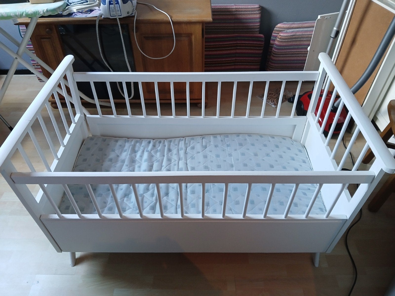 ledikantje.  matras maat 60   120 cm. Totale hoogte 75 cm., Ophalen, Gebruikt, Minder dan 140 cm, Matras
