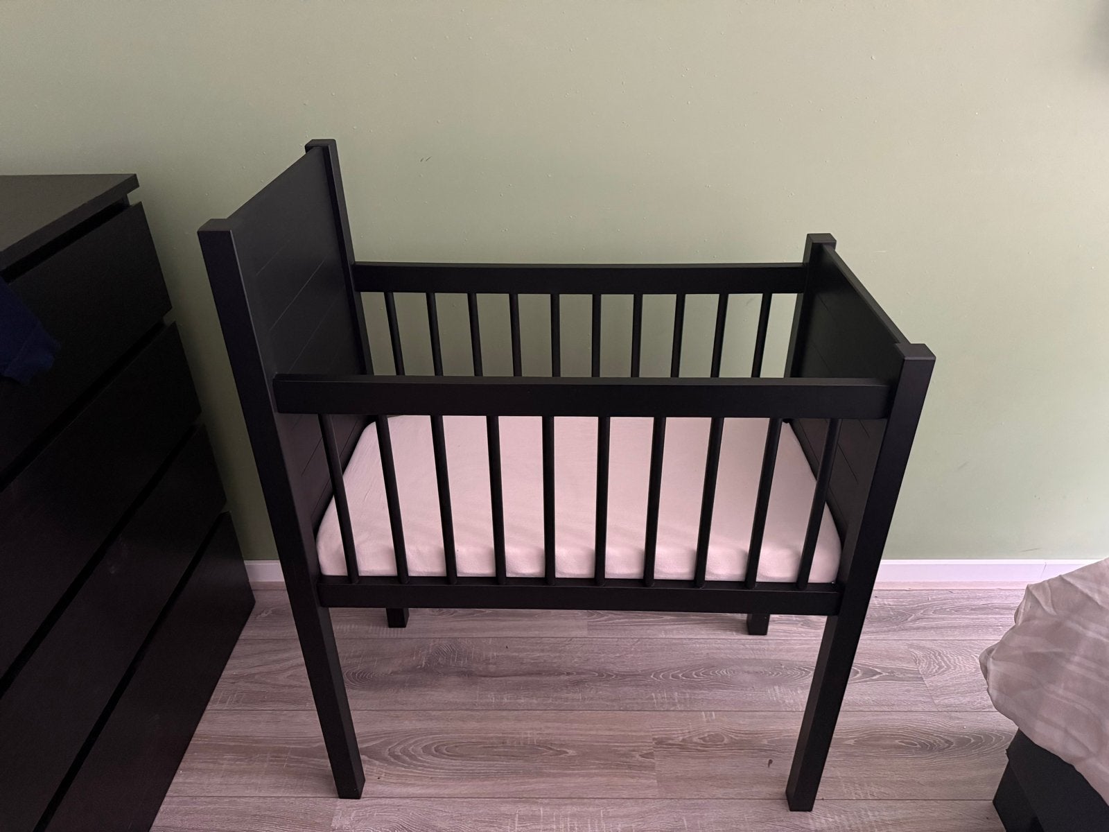 Kidsmill Noa Wieg - Zwart met matras en beddengoed, Ophalen, Zo goed als nieuw, Wieg