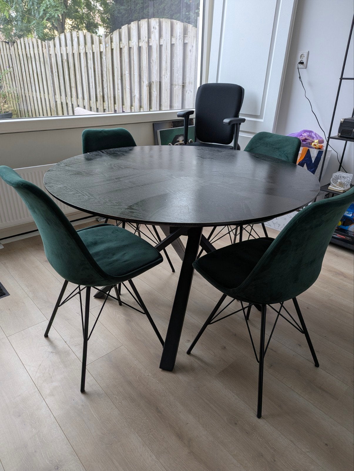 Zwarte ronde eettafel met 4 groene velvet stoelen, Ophalen, Gebruikt, Overige materialen, Rond