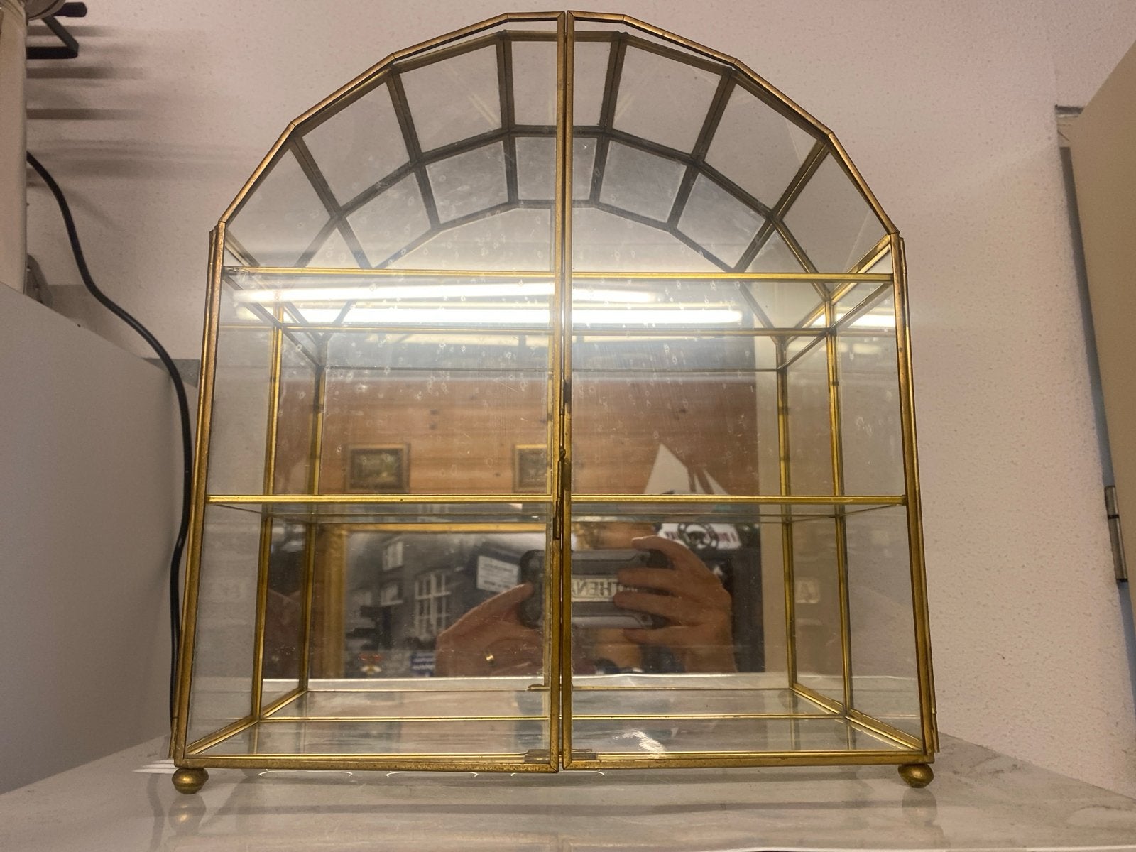 Gouden vitrinekastje met glazen planken, Minder dan 50 cm, Ophalen of Verzenden, Zo goed als nieuw, Minder dan 25 cm