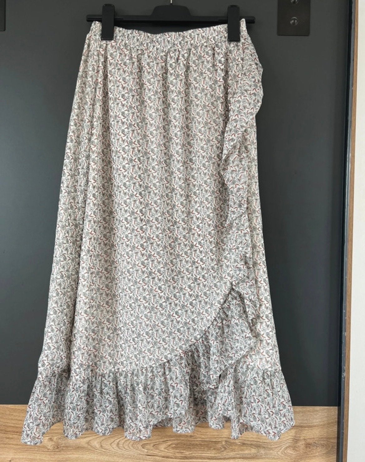 Elegante wikkelrok met bloemenprint en ruches, Kleding | Dames, Overige kleuren, Nieuw, Ophalen of Verzenden, Maat 36 (S)