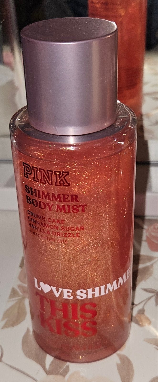 Victoria's Secret Pink Bodymist - This Kiss, Ophalen of Verzenden, Zo goed als nieuw, Deodorant of Bodyspray