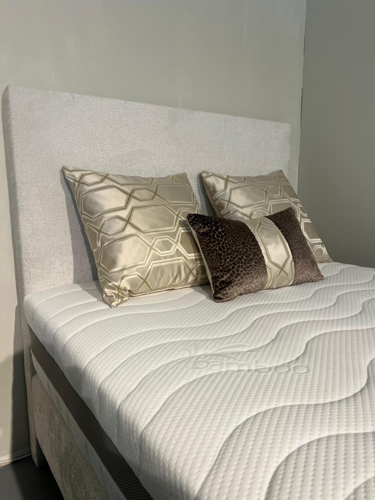 120x200 boxspring showroom model, Huis en Inrichting, Slaapkamer | Boxsprings, Nieuw, Ophalen of Verzenden, Twijfelaar, 120 cm