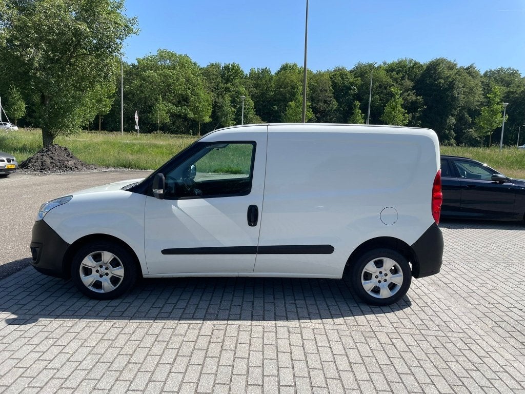Opel Combo 1.6 D 66KW 2012, 21 km/l, Euro 5, 4 cilinders, Wit