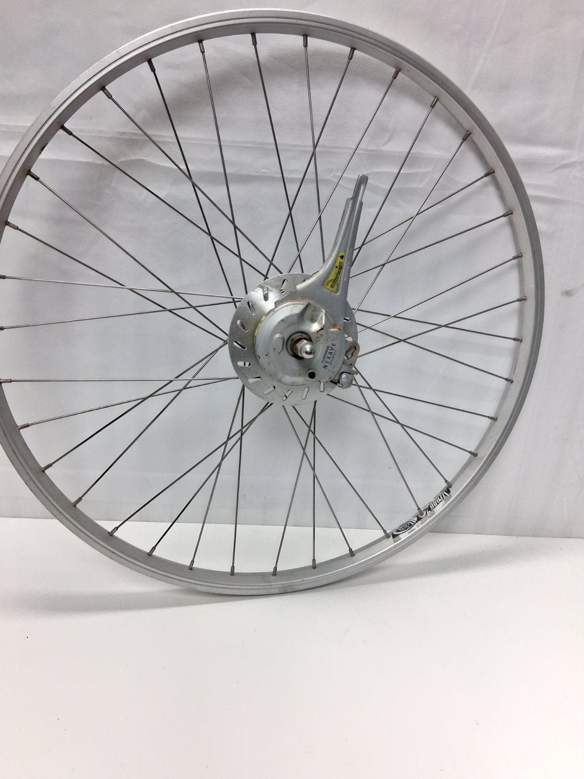 Voorwiel 26" Naafdynamo rollerbrake

Net voorwiel 26" voorzi, Fietsen en Brommers, Ophalen of Verzenden