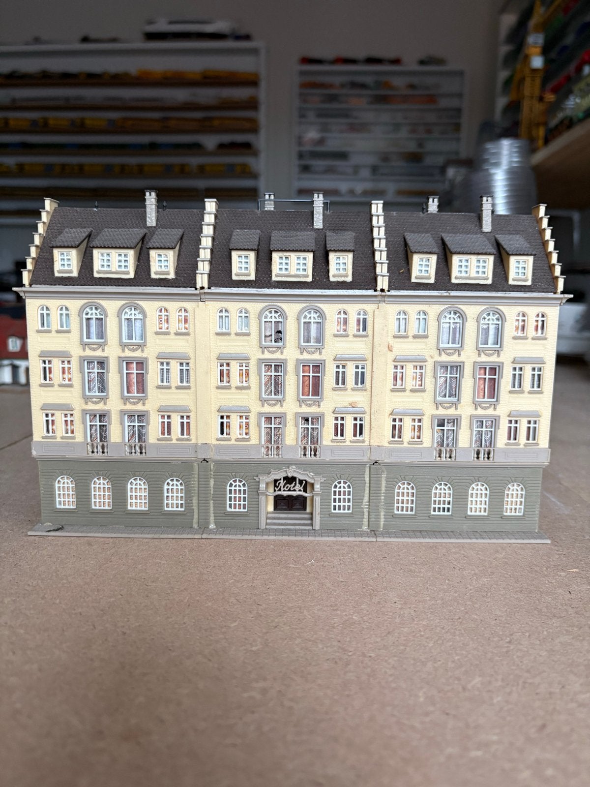 Gedetailleerd Modelgebouw - Hotel, Hobby en Vrije tijd, Ophalen of Verzenden, Gebruikt, Gelijkstroom, Overige merken