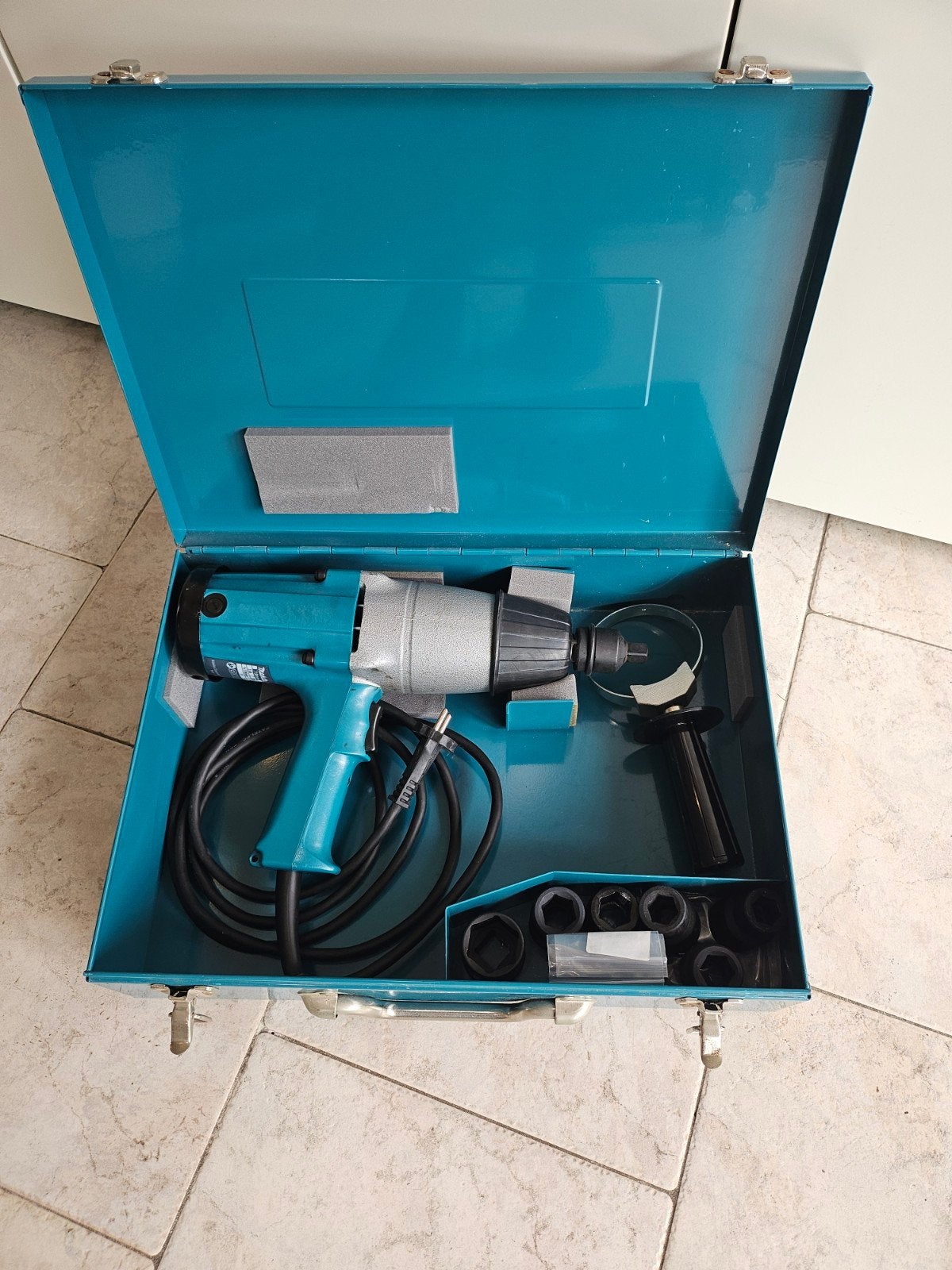 Makita 6906 Slagmoersleutel met stalen koffer en doppen, Ophalen of Verzenden, Zo goed als nieuw