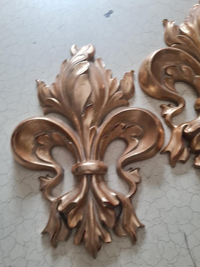 Sierlijk wandornament Franse lelie merk House of Baroque, Heikant 21 Kaatsheuvel, 32 cm, Belle Vieille Brocante, Goud