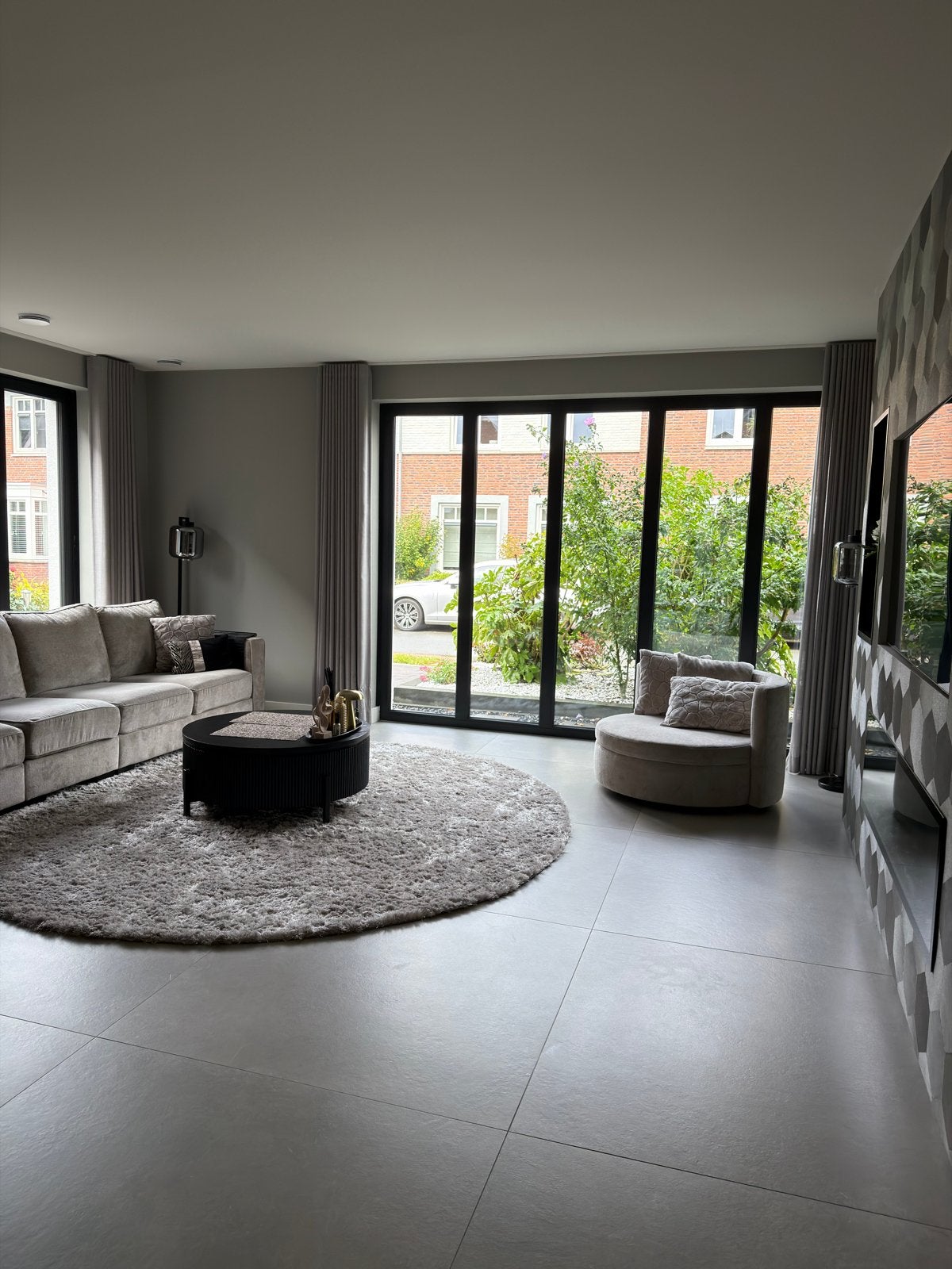 Foto 2 van Luxe hoekbank met chaise longue en ronde fauteuil
