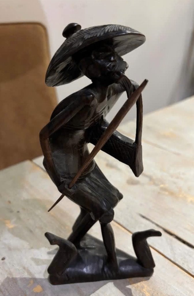 Indonesisch houtgesneden beeldje: Ganzenhoeder (20 cm), Antiek en Kunst, Kunst | Beelden en Houtsnijwerken, Houtsnijwerk, Handgemaakt