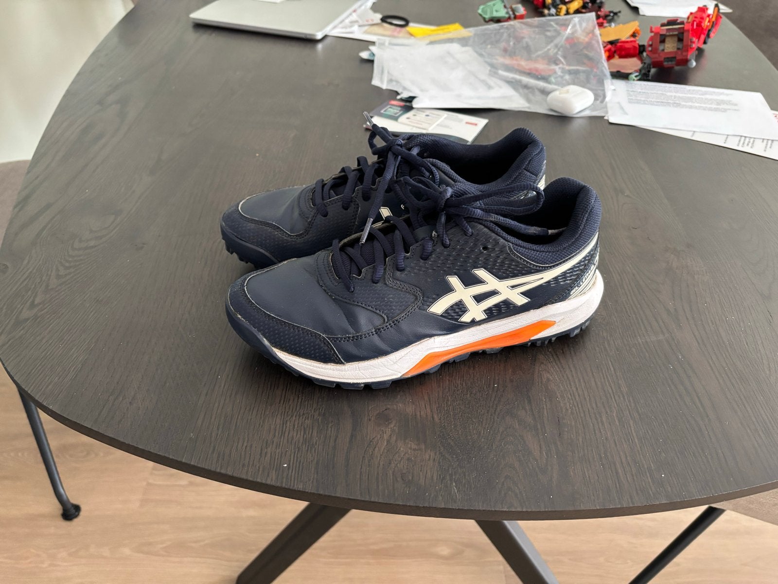 Asics Kunstgrasschoenen Maat 40,5 - Hockey/Korfbal, Ophalen of Verzenden, Gebruikt