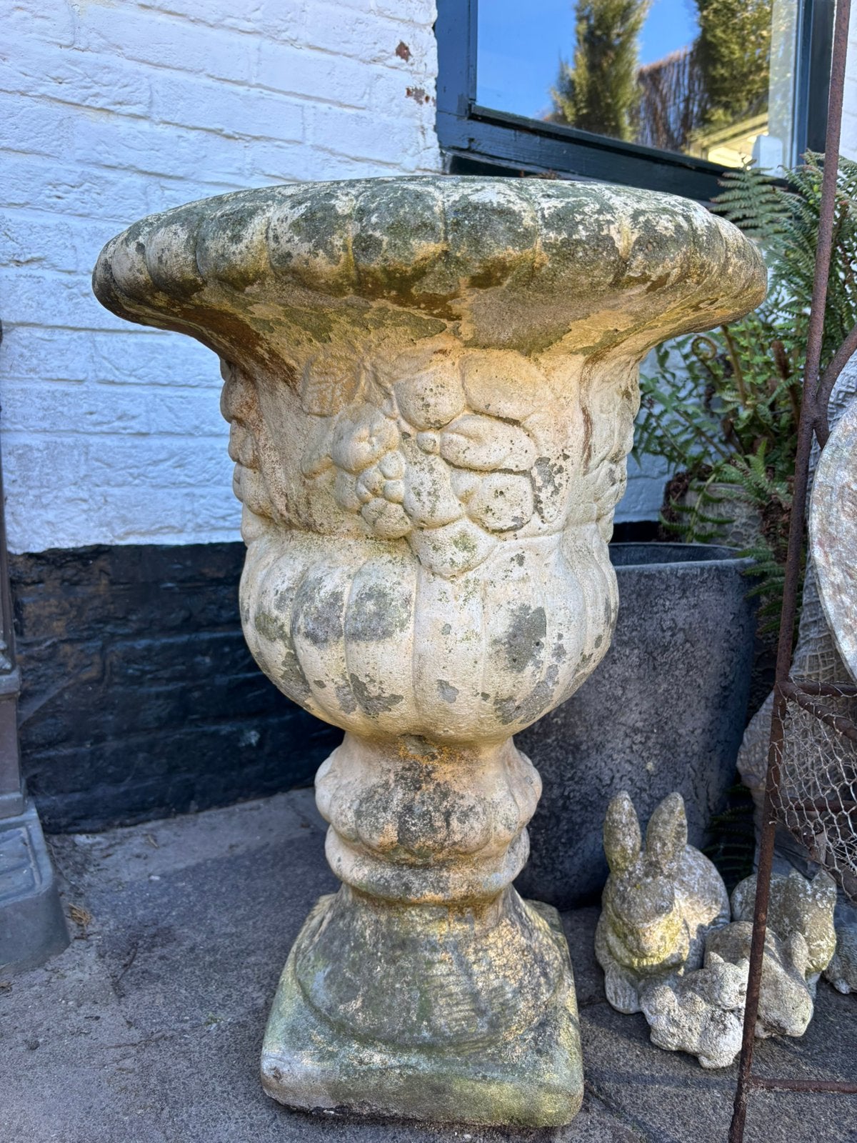Brocante stenen tuinvaas met reliëfversiering, Ophalen, Gebruikt