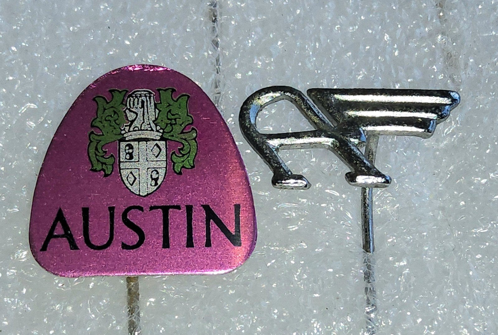 2 Speldjes: Austin en Gevleugelde A, Ophalen of Verzenden, Gebruikt, Overige onderwerpen