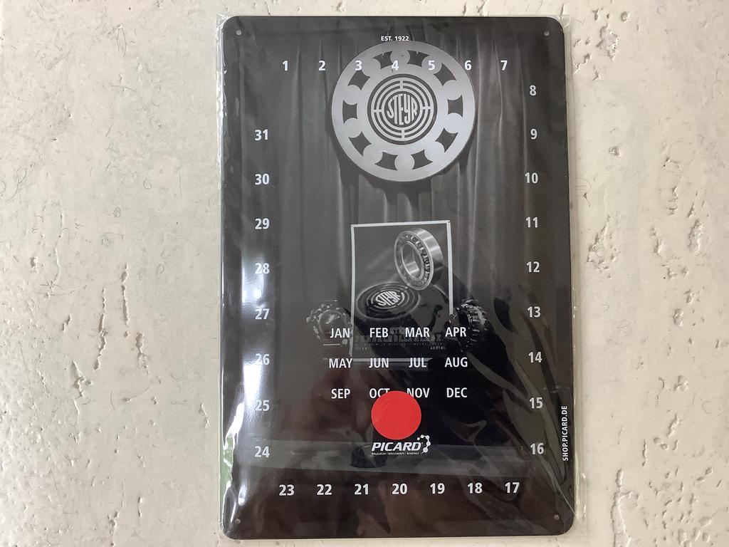 NIEUW! Metalen kalender bord wandplaat Steyr Picard metaal, Huis en Inrichting, Ophalen of Verzenden, Nieuw