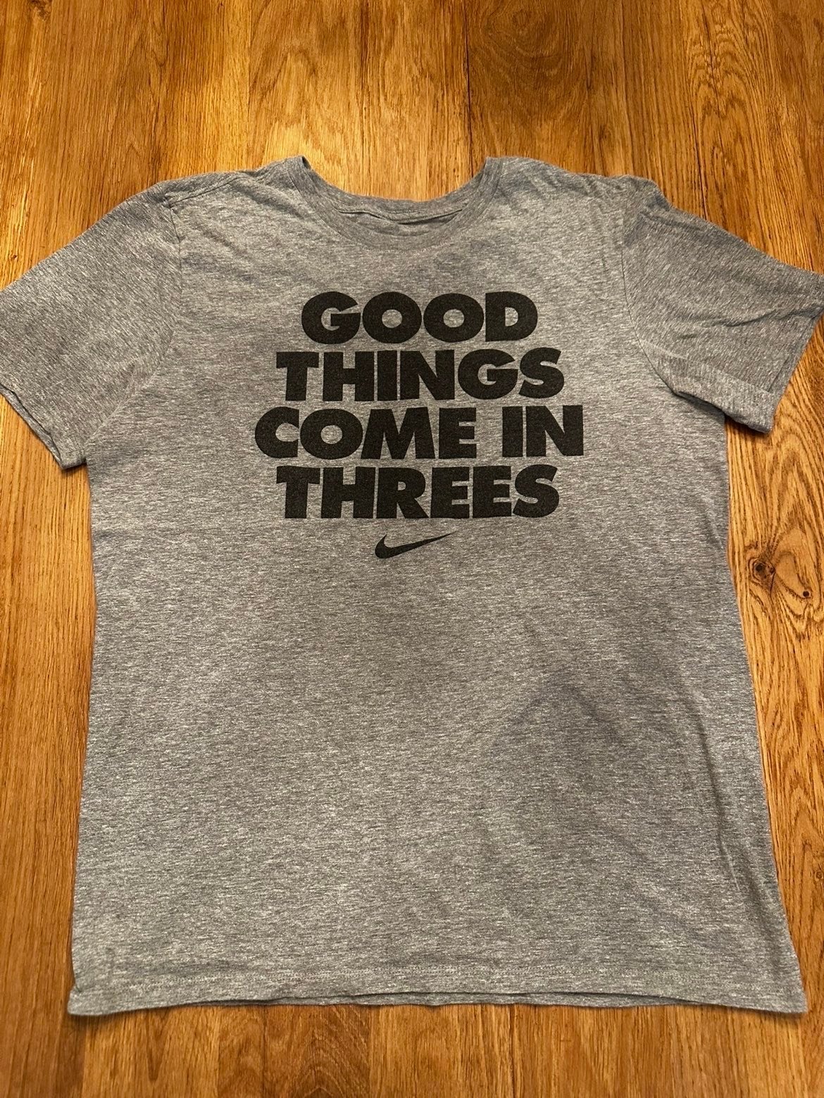 Nike T-shirt "Good Things Come In Threes" Maat M, Ophalen of Verzenden, Zo goed als nieuw, Maat 48/50 (M), Grijs