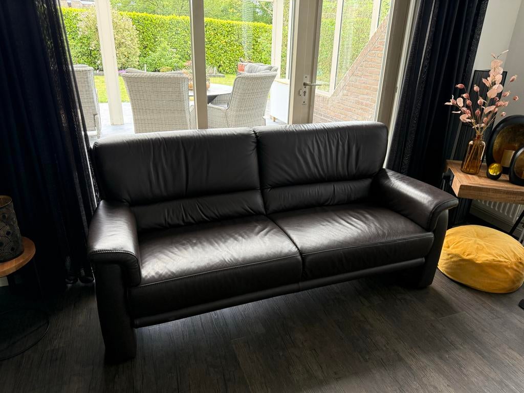 Comfortabele donkerbruine leren tweezitsbank, Huis en Inrichting, Banken | Bankstellen, Gebruikt, Tweepersoons, Ophalen of Verzenden