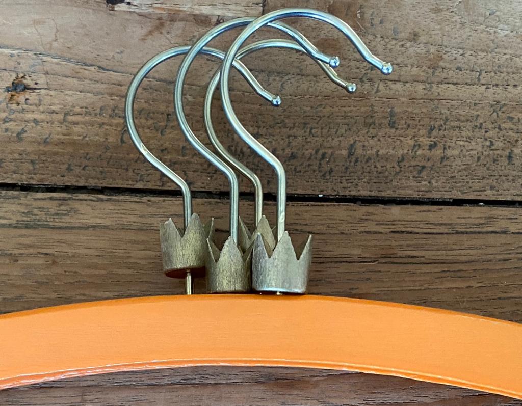 Houten Baby Kledinghangers oranje met kroontje, Ophalen of Verzenden, Gebruikt, Hout, Kinderen