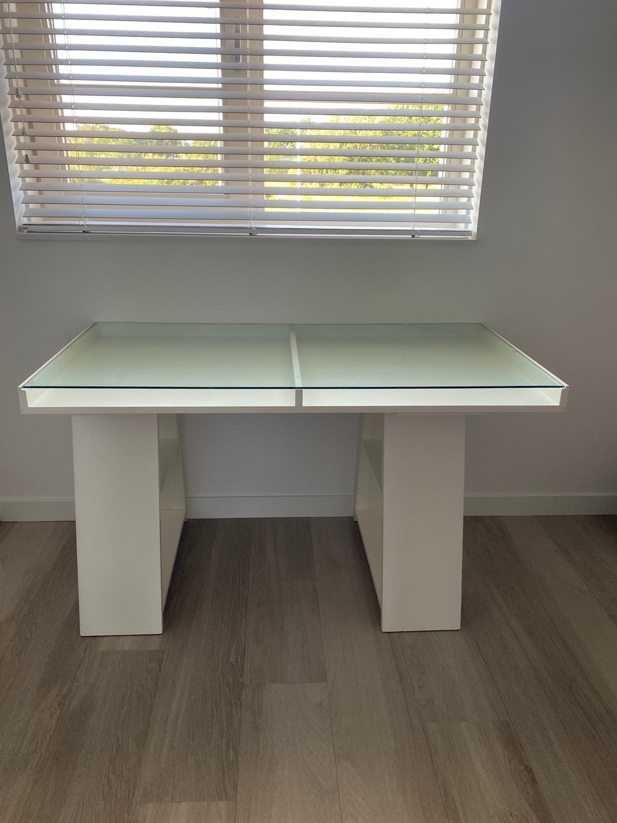 Modern bureau, wit hout met glasplaat, Ophalen, Schoolbureau, Zo goed als nieuw, 70 cm