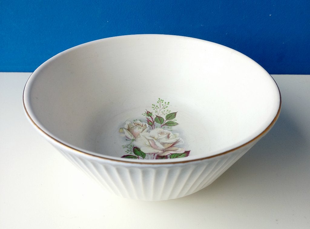 Flora Gouda Rosaly/Geribbelde kom met blauwe gloed en rozen, Huis en Inrichting, Keuken | Servies, Gebruikt, Ophalen of Verzenden