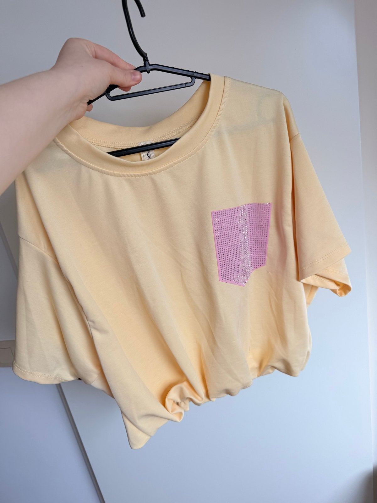 Geel T-shirt met roze glitterzakje - Nieuwe collectie, Kleding | Dames, Maat 38/40 (M), Verzenden, Geel, Zo goed als nieuw