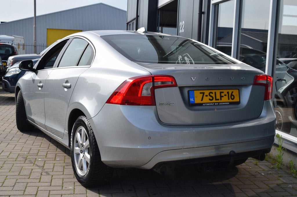Volvo S60 1.6 T3 Summum | Xenon | Navi | Leder | APK 6-2027, Voorwielaandrijving, 1596 cc, Gebruikt, Zwart