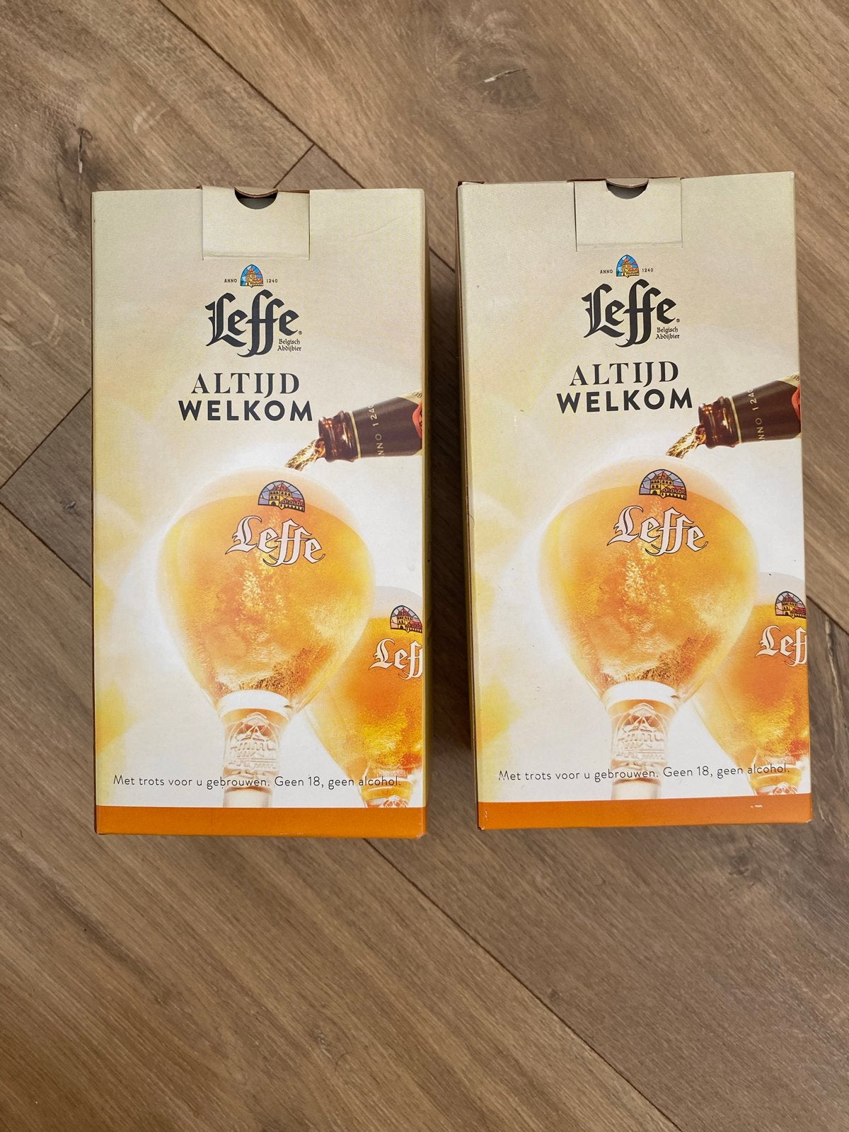 2 nieuwe Leffe glazen in originele verpakking, Verzenden, Nieuw, Meerkleurig, Overige merken