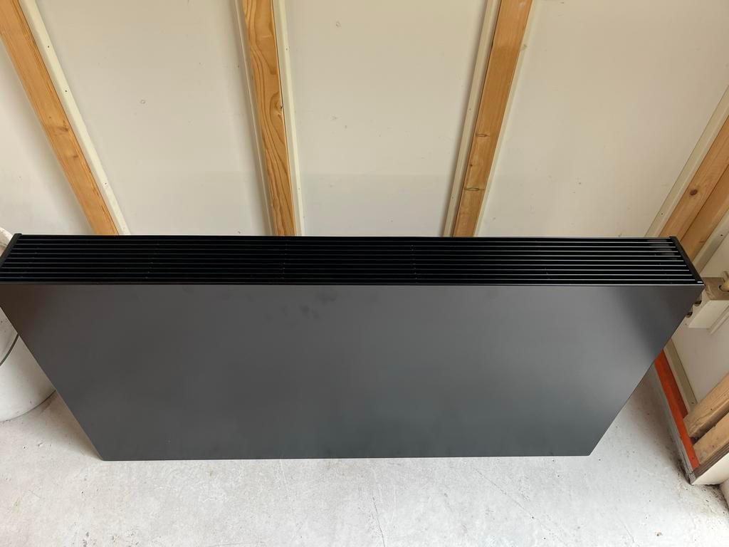 Zwarte design radiatorombouw, zo goed als nieuw, Doe-het-zelf en Verbouw, Verwarming en Radiatoren, Ophalen, 500 tot 800 watt