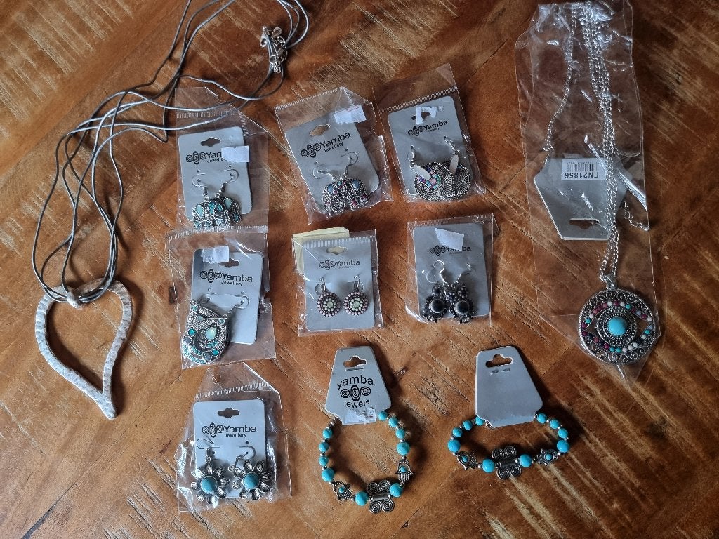 Partij NIEUWE boho sieraden – oorbellen armbanden ketting ., Ophalen of Verzenden, Nieuw, Overige kleuren, Overige materialen