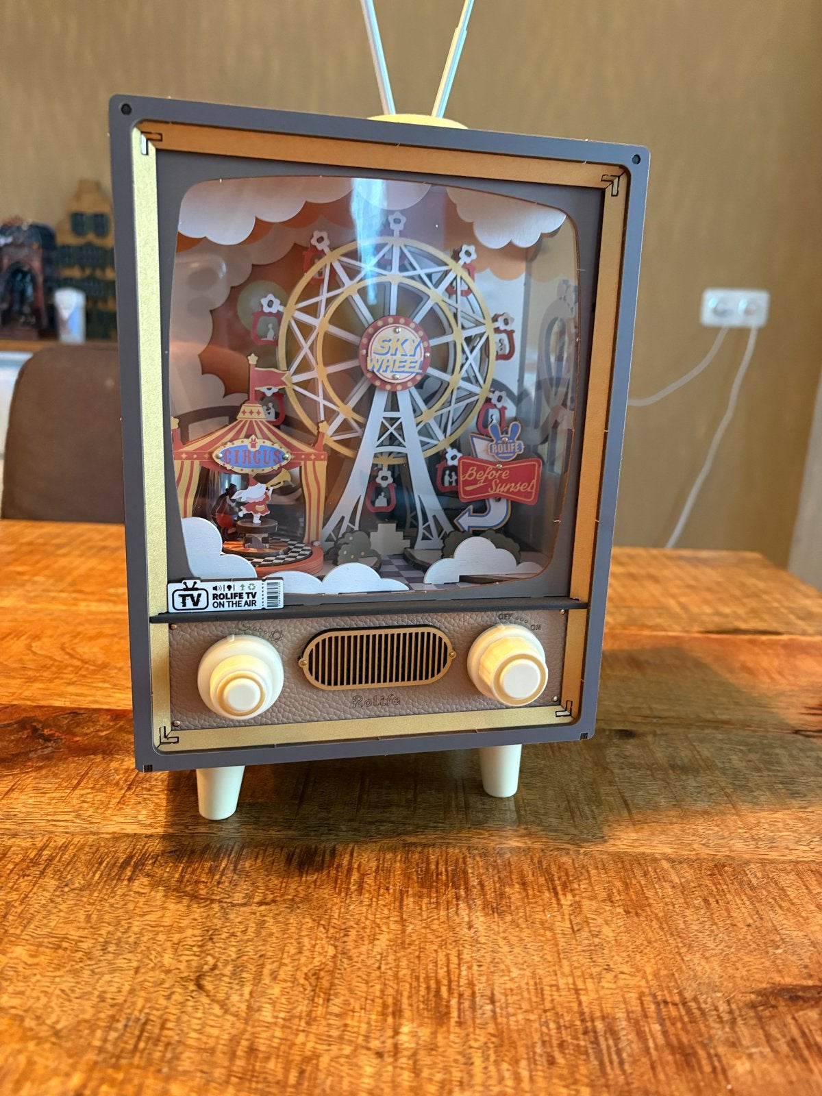 Robotime ROKR DIY Houten Modelbouw Kermis TV, Hobby en Vrije tijd, Ophalen, Gebruikt, Meerkleurig, Hout