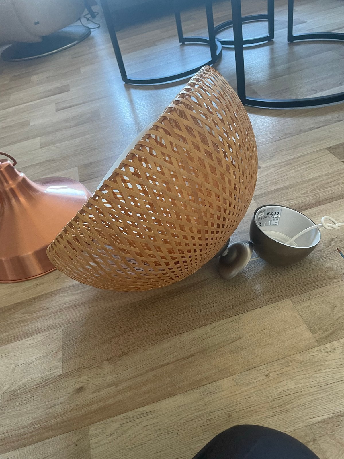 Foto 4 van Set van 3 lampen: 1 bamboe, 2 koperen hanglampen