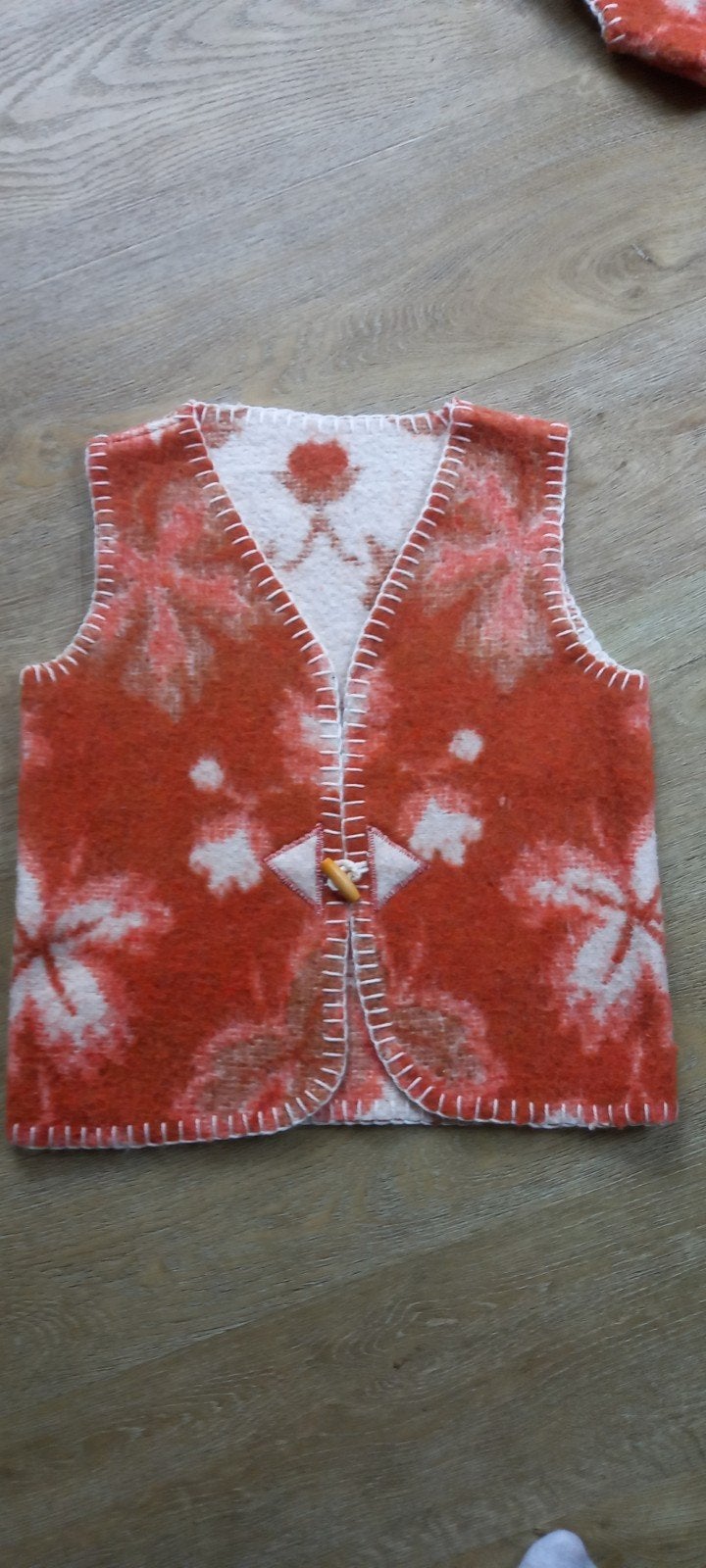Handgemaakte wollen bodywarmer - Herfstprint - Maat 1.40, Kinderen en Baby's, Ophalen of Verzenden, Nieuw, Handgemaakt, Jongen of Meisje