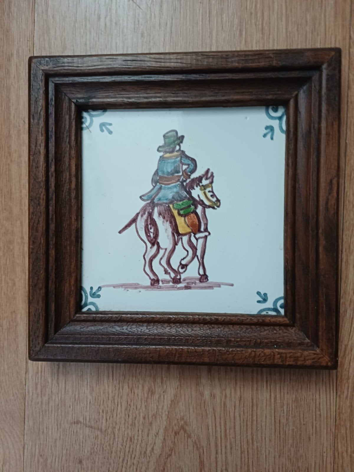 Handgemaakt aardewerk tegeltje: Man te paard uit Makkum, Ophalen of Verzenden