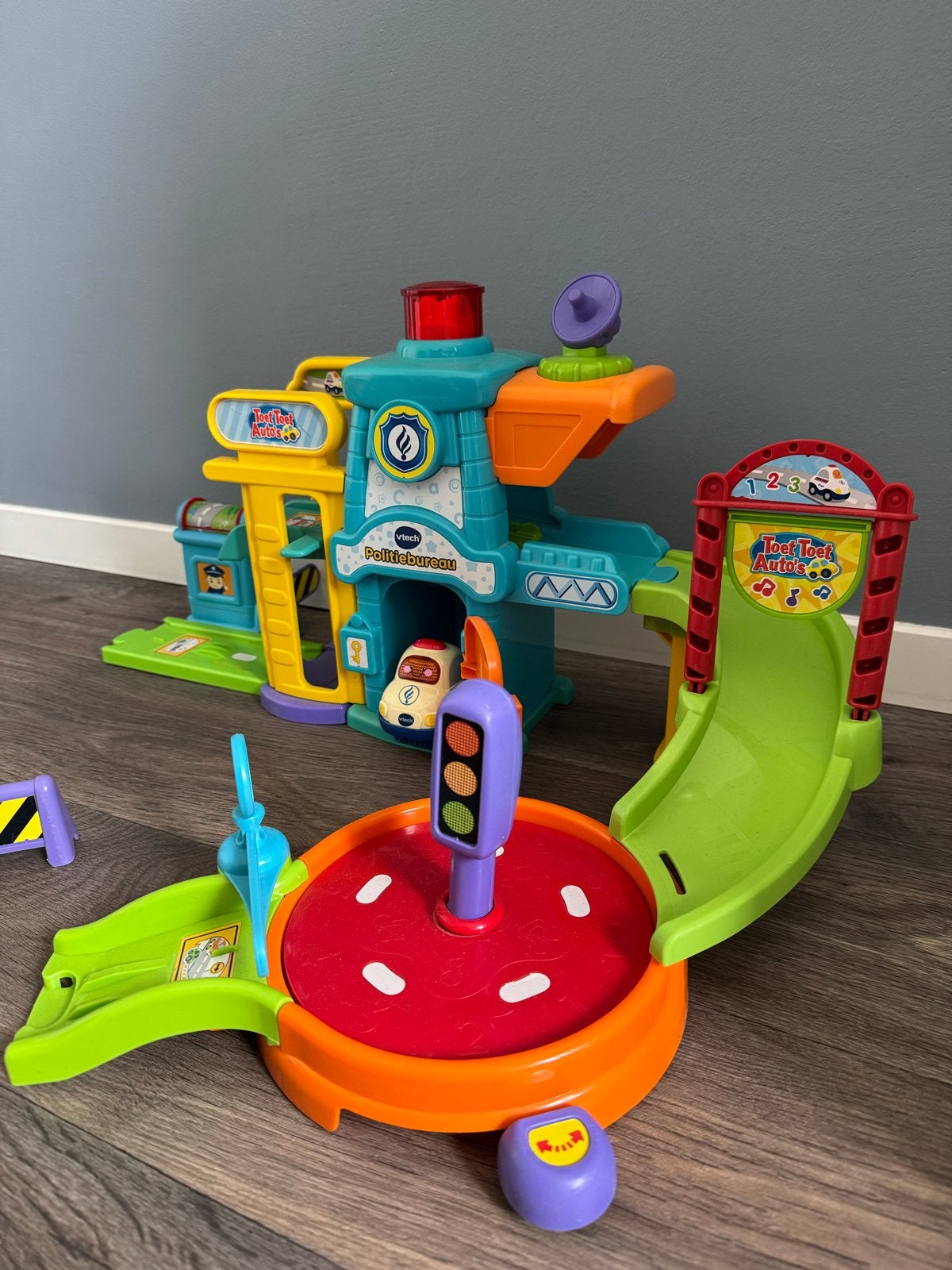VTech Toet Toet Auto's Politiebureau met extra's, Ophalen of Verzenden, Zo goed als nieuw