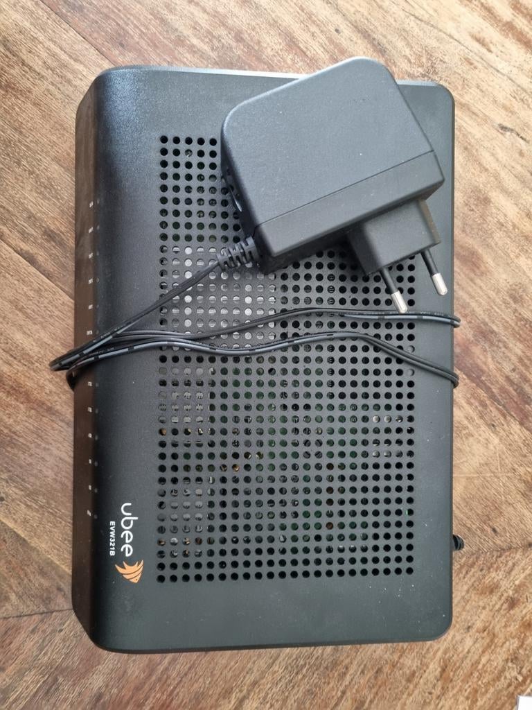 Ubee EVW321B Router met modem, Computers en Software, Routers en Modems, Gebruikt, Router met modem, Ophalen of Verzenden