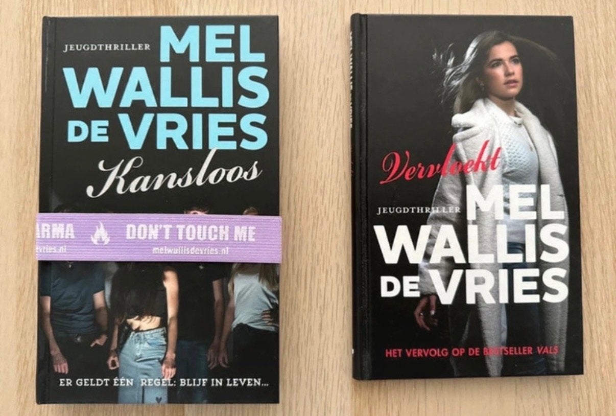 Jeugdthriller Mel Wallis de Vries: Kansloos & Vervloekt, Ophalen of Verzenden, Zo goed als nieuw, Nederland