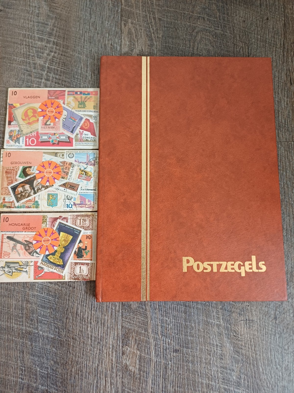 Postzegelalbum met 3 vintage pakketjes postzegels, Postzegels en Munten, Postzegels | Volle albums en Verzamelingen, Ophalen of Verzenden
