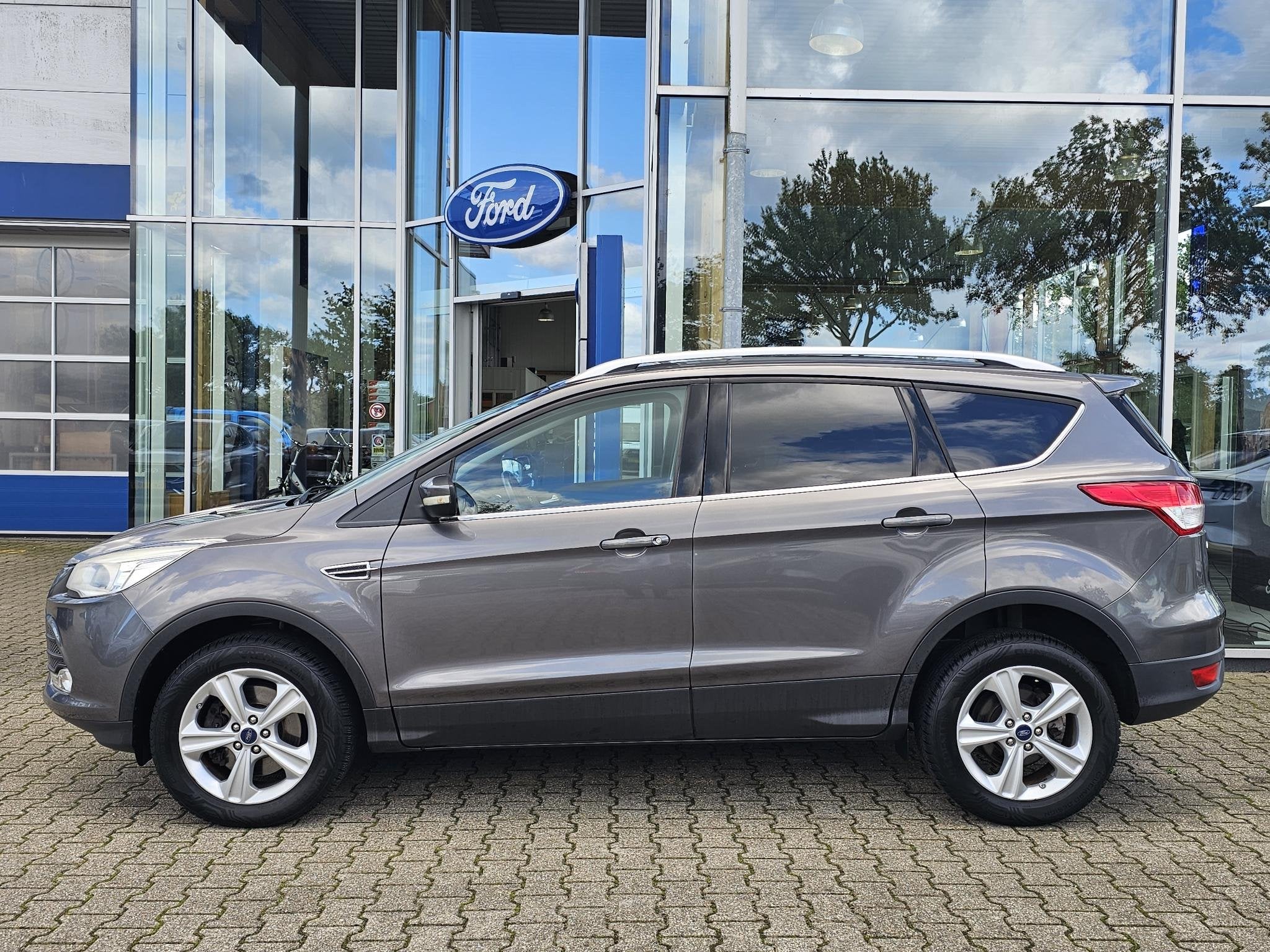 Ford Kuga 1.6 Titanium Plus 4WD 182 pk Automaat | Perfect on, Auto's, Euro 5, Gebruikt, Zwart, 4 cilinders