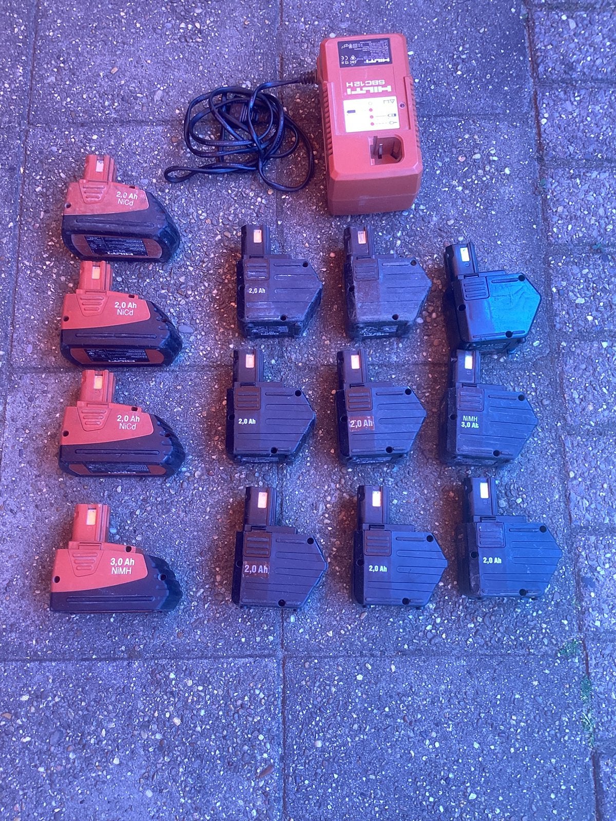 Hilti accu’s en lader, Ophalen of Verzenden, Gebruikt