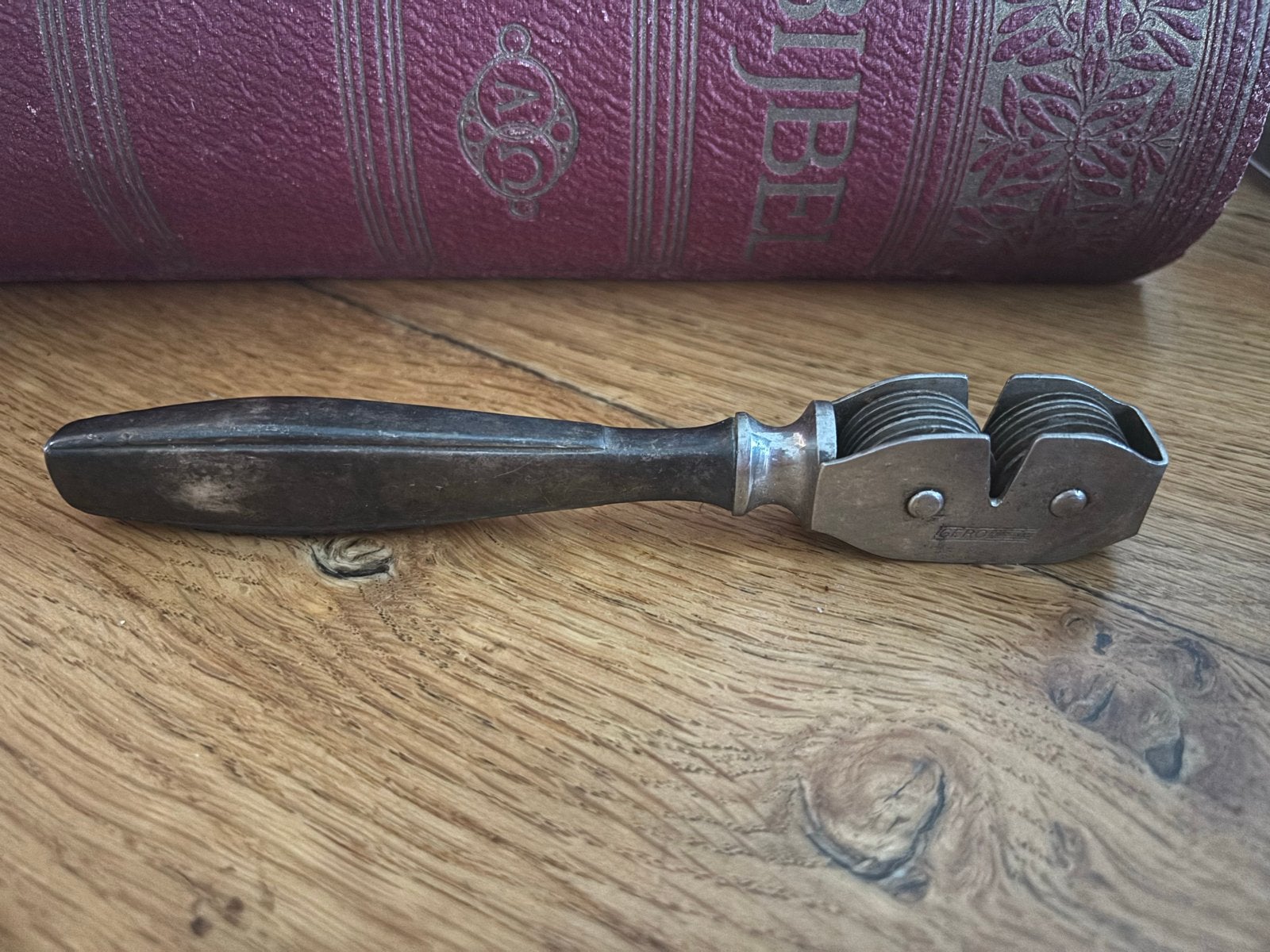 Antieke Messenslijper met Houten Handvat, Ophalen of Verzenden