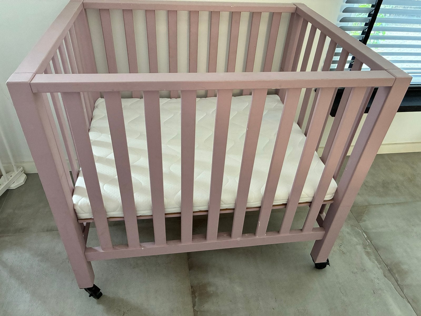 Roze baby box met matrasje en kleine verfbeschadigingen, Ophalen, Gebruikt, Minder dan 140 cm, Matras