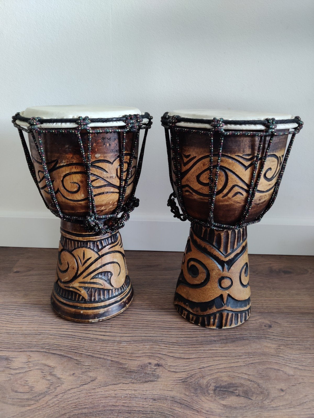 Set van 2 handgesneden Afrikaanse Djembe trommels, Ophalen of Verzenden