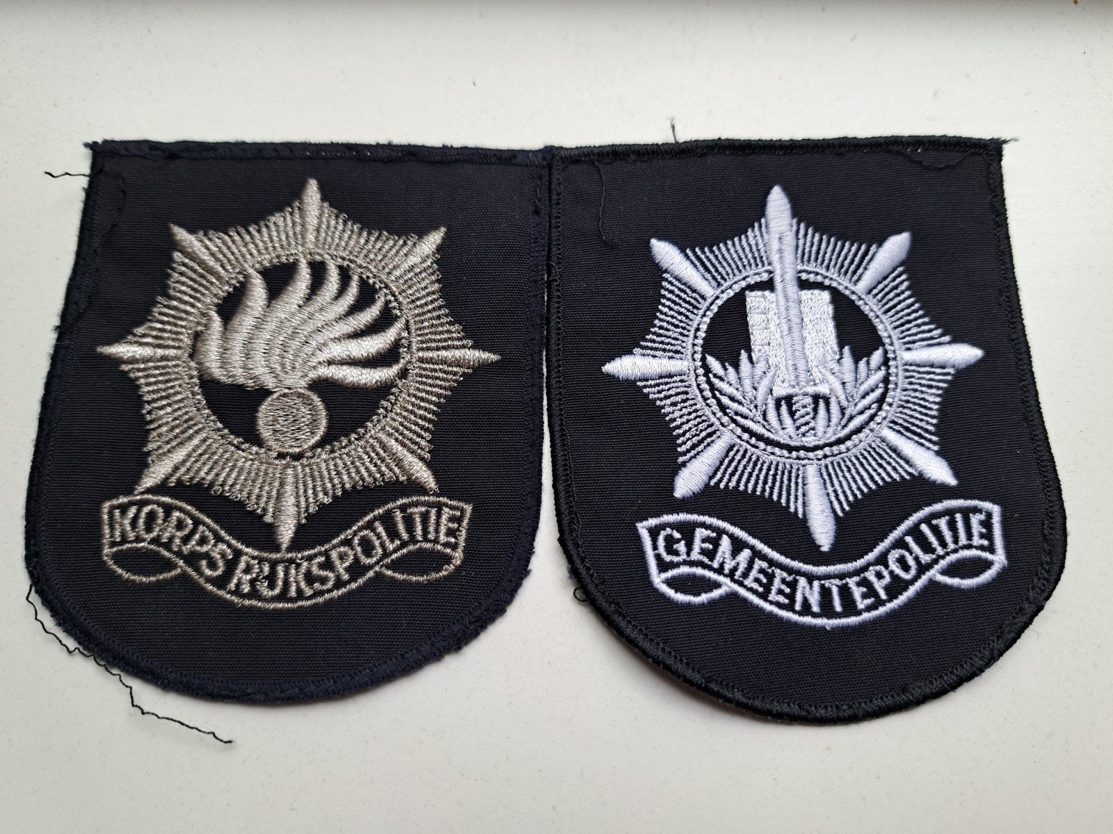 Twee Politie emblemen Rijkspolitie en Gemeentepolitie, Ophalen of Verzenden, Overige soorten, Nederland, Embleem of Badge
