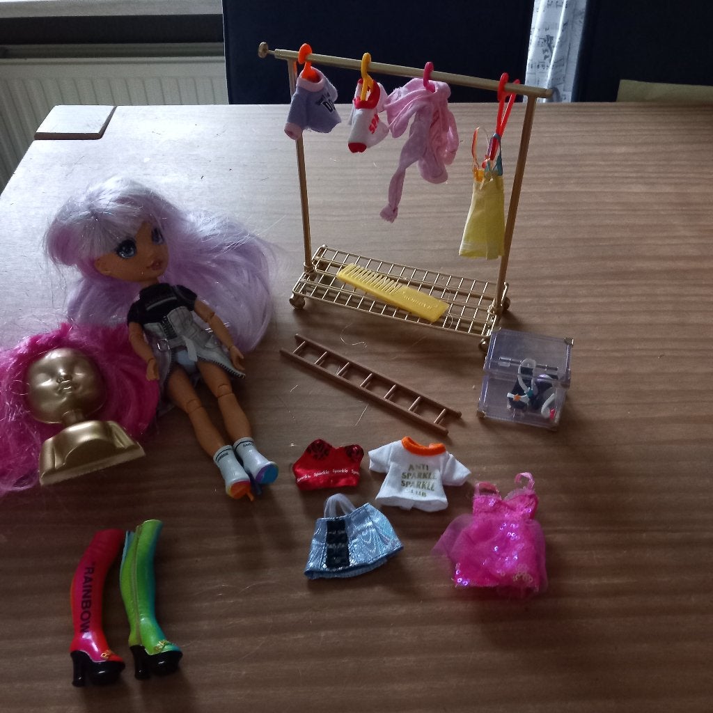 rainbow pop met kledingrek ,kleding , schoenen, Ophalen of Verzenden, Zo goed als nieuw, Overige typen