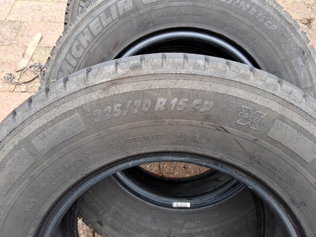 Zeer nette 4 x Michelin Agilis Camping banden 225/70R15 CP, Auto-onderdelen, Banden en Velgen, Ophalen, 15 inch, Banden en Velgen
