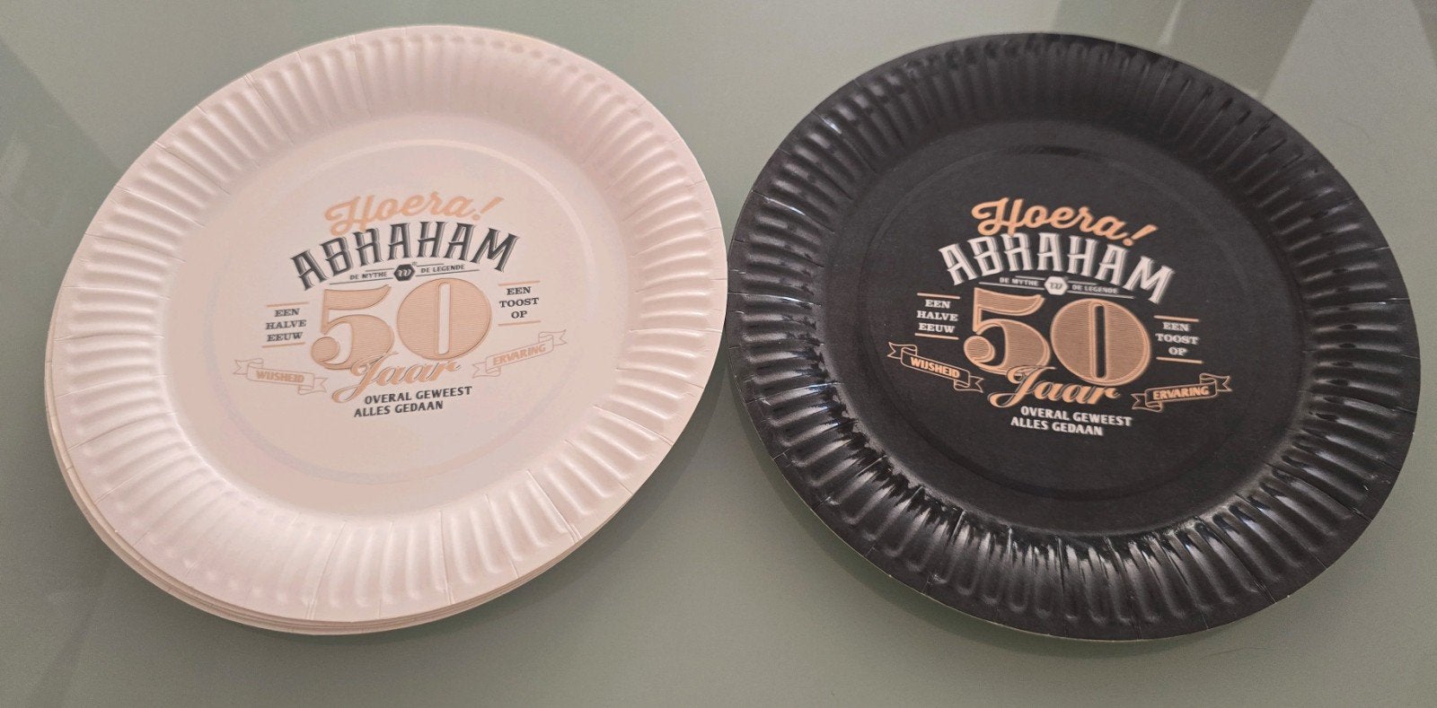 Hoera! Abraham 50 Jaar Feestborden - Wit & Zwart, Ophalen of Verzenden, Nieuw, Feestartikel, Abraham of Sarah