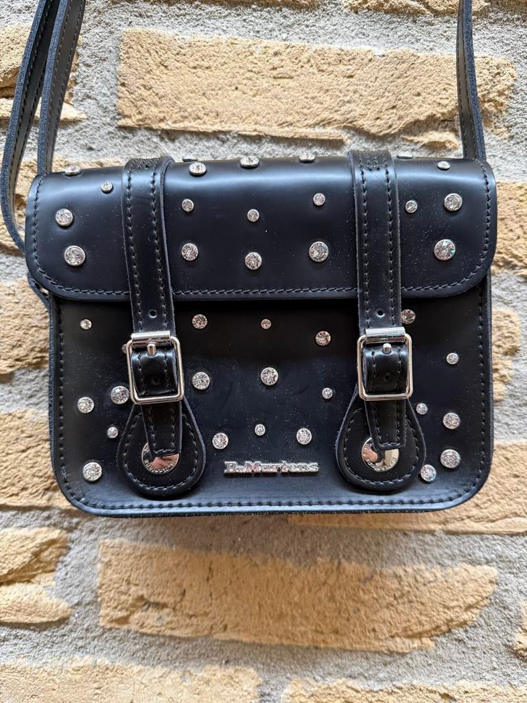Dr. Martens X Swarovski Schoudertasje Zwart Leer, Overige merken, Zwart, Nieuw, Ophalen of Verzenden