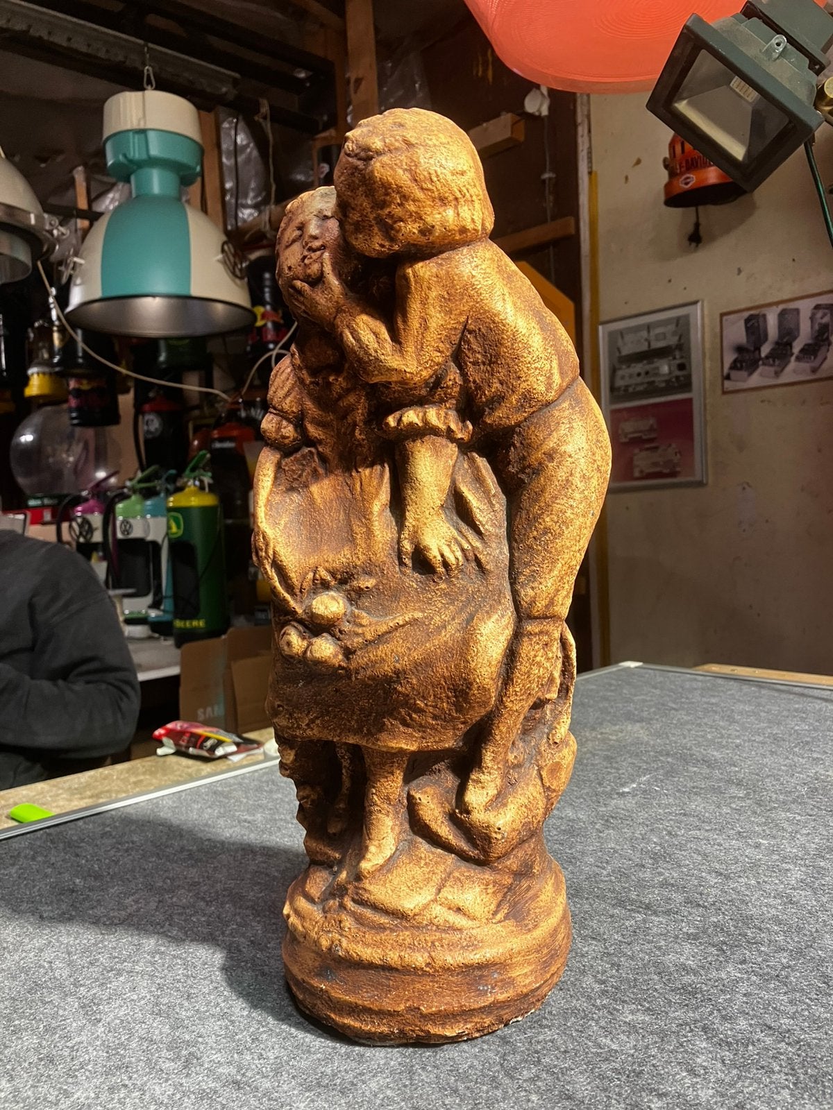 Terracotta beeld omhelzende kinderen, Verzamelen, Beelden en Beeldjes, Ophalen of Verzenden, Nieuw, Mens