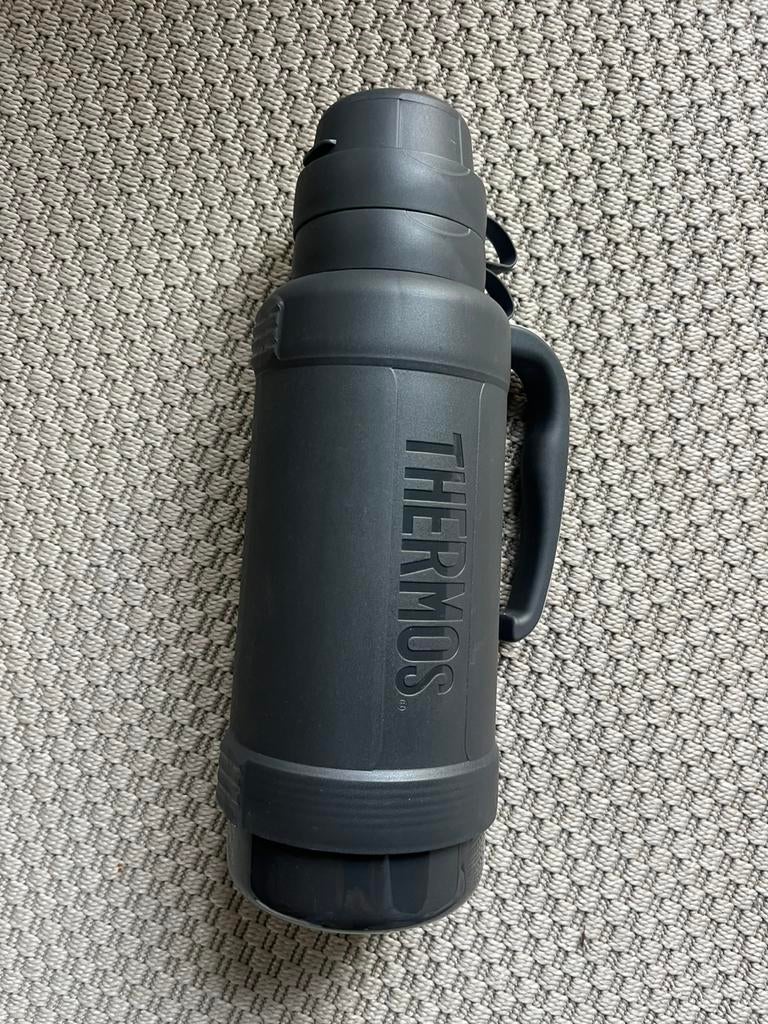 Thermos Eclipse isoleerfles (1.8 liter) in donkergrijs., Ophalen of Verzenden, Zo goed als nieuw