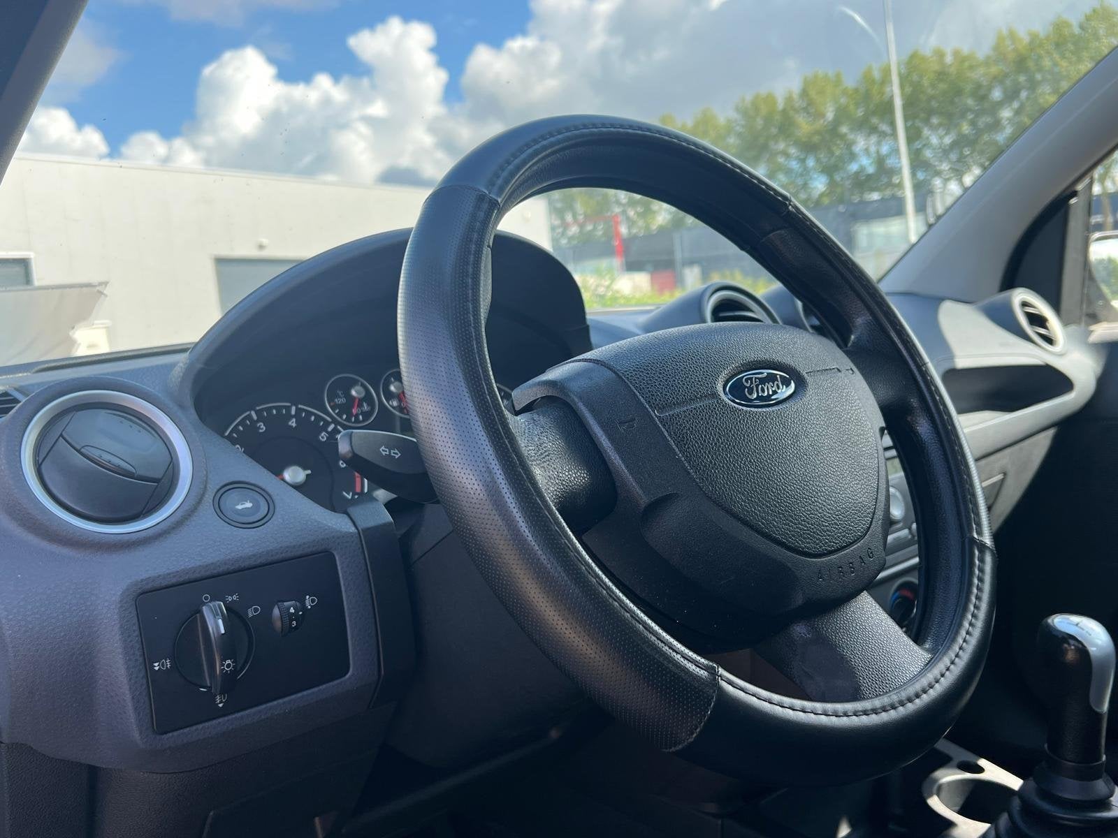 Ford Fiesta 1.4-16V Ambiente 5DRS Airco Trekhaak, Voorwielaandrijving, Elektrische ramen, Zwart, 4 cilinders